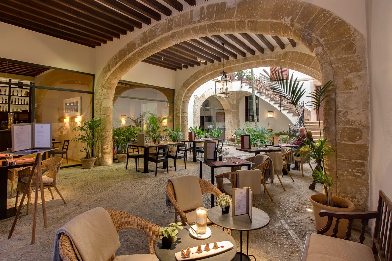 can-cera-hotel-patio